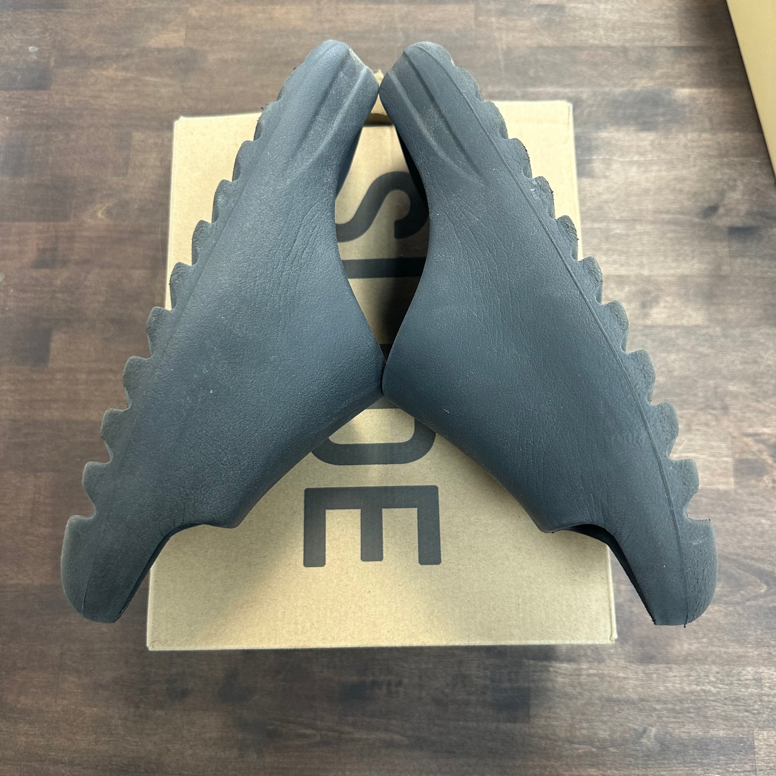 Onyx Yeezy Slide (USED)