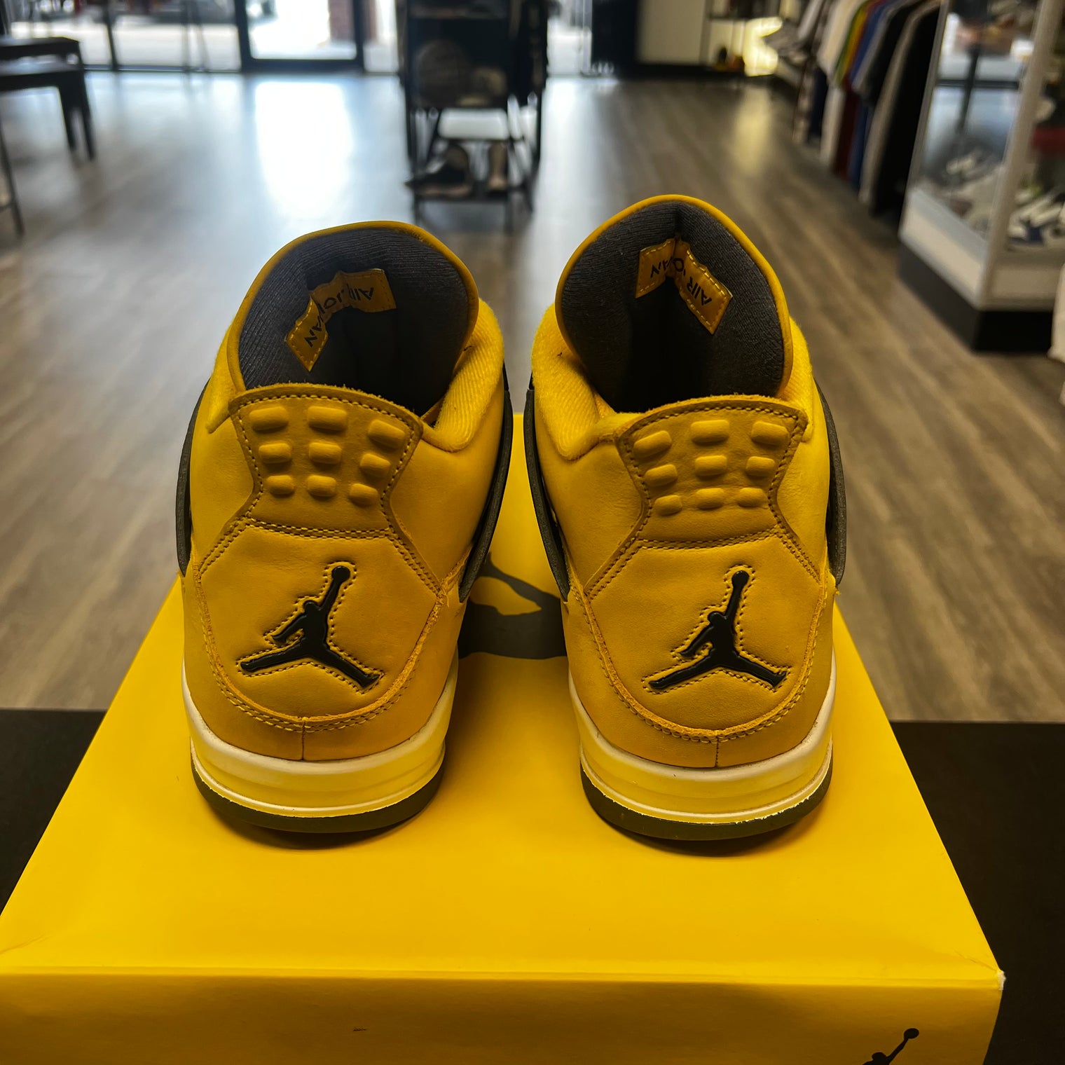Jordan 4 Retro Lightning (USED)