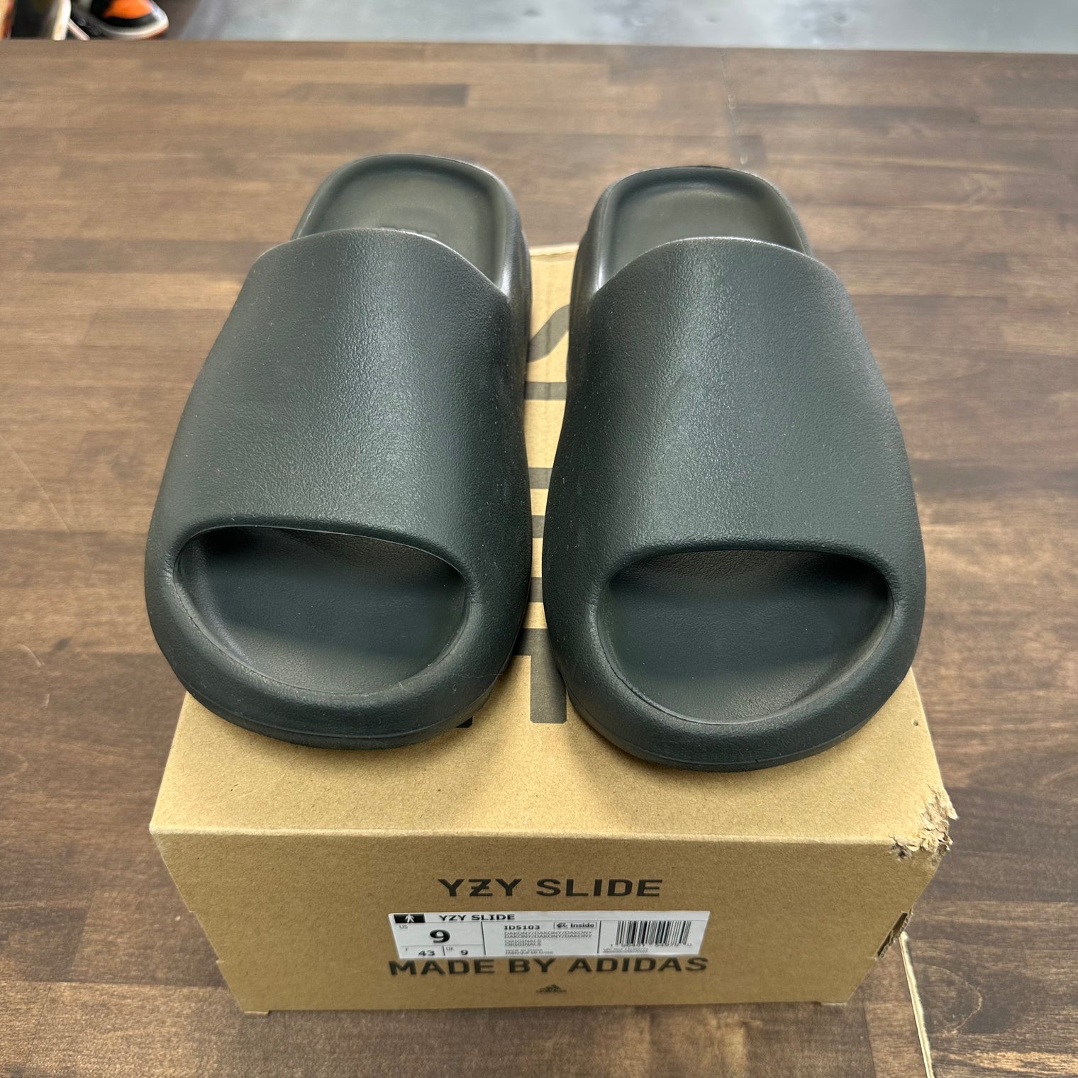 Yeezy Slide Dark Onyx (USED)