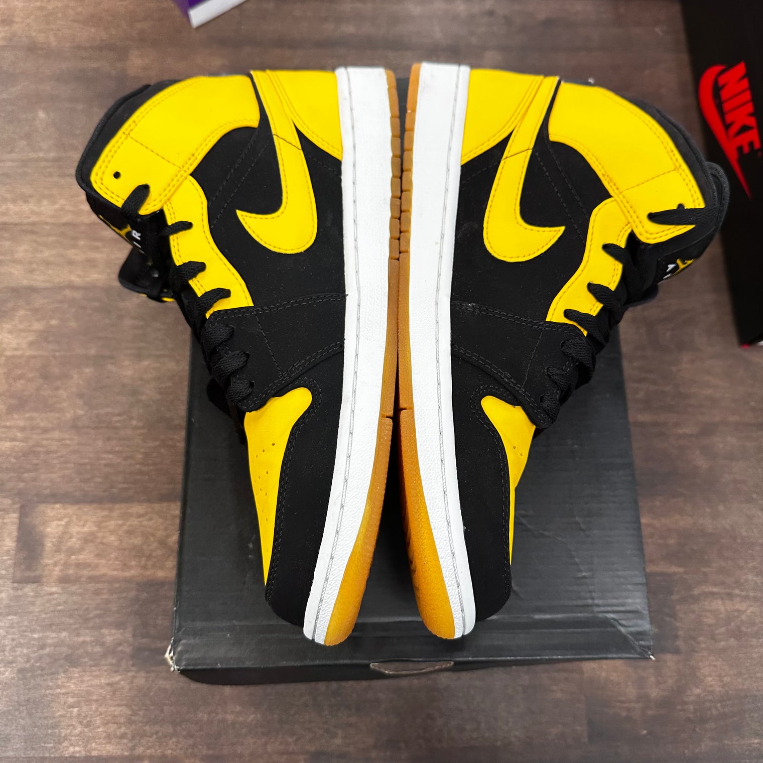 New Love Jordan 1 Mid (USED)