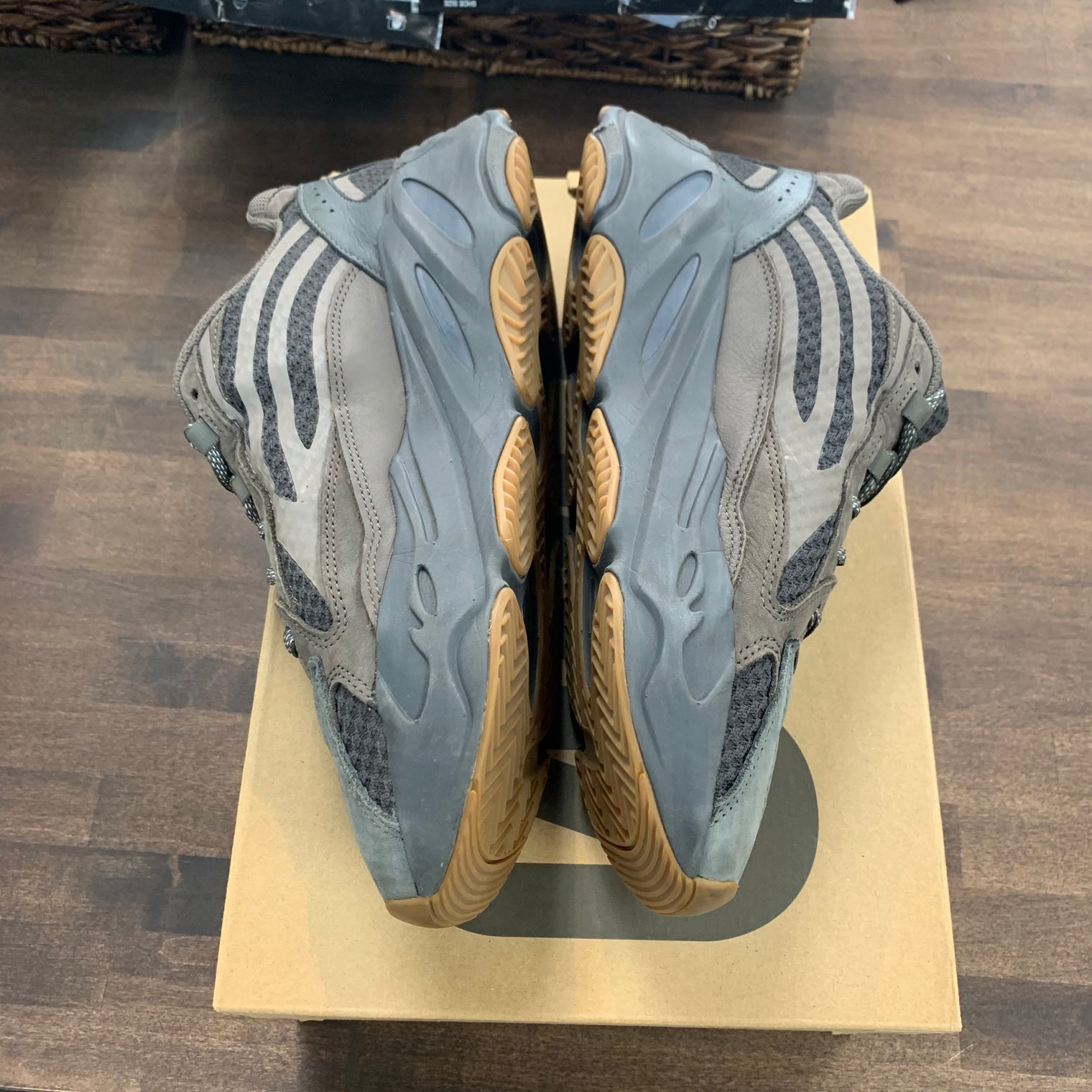 Geode Yeezy 700 V2 (USED)