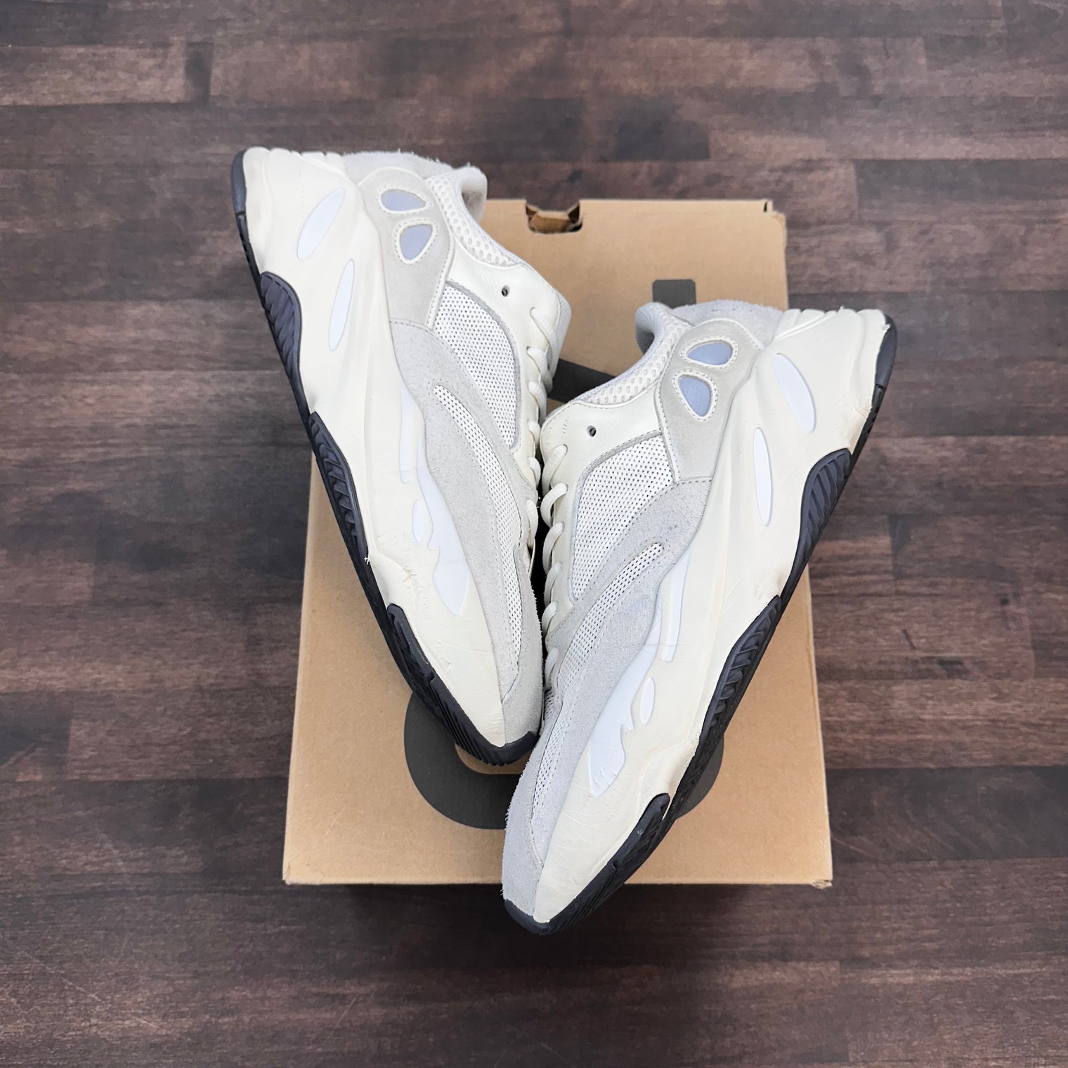 Analog Yeezy 700 (USED)
