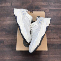 Analog Yeezy 700 (USED)