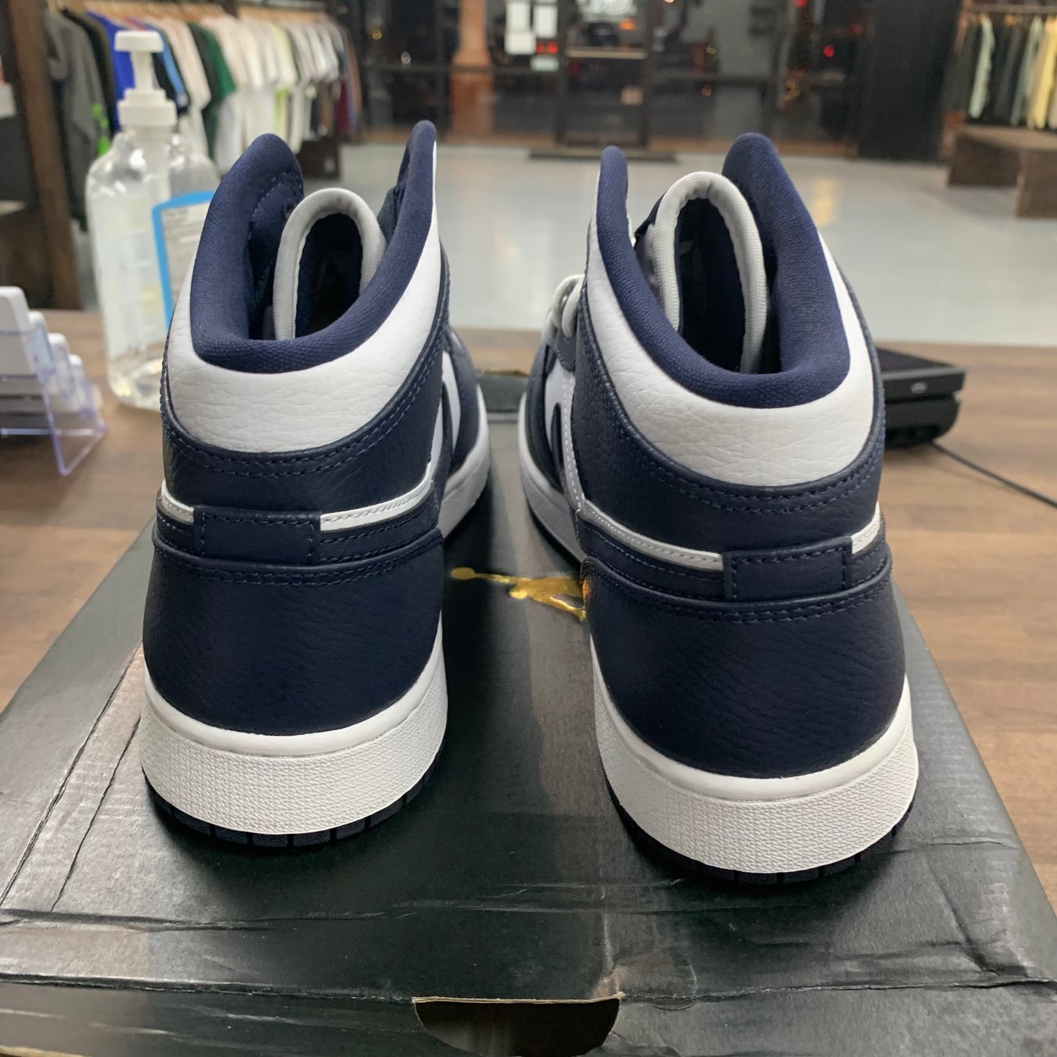 (GS) Obsidian Jordan 1 Mid (USED)