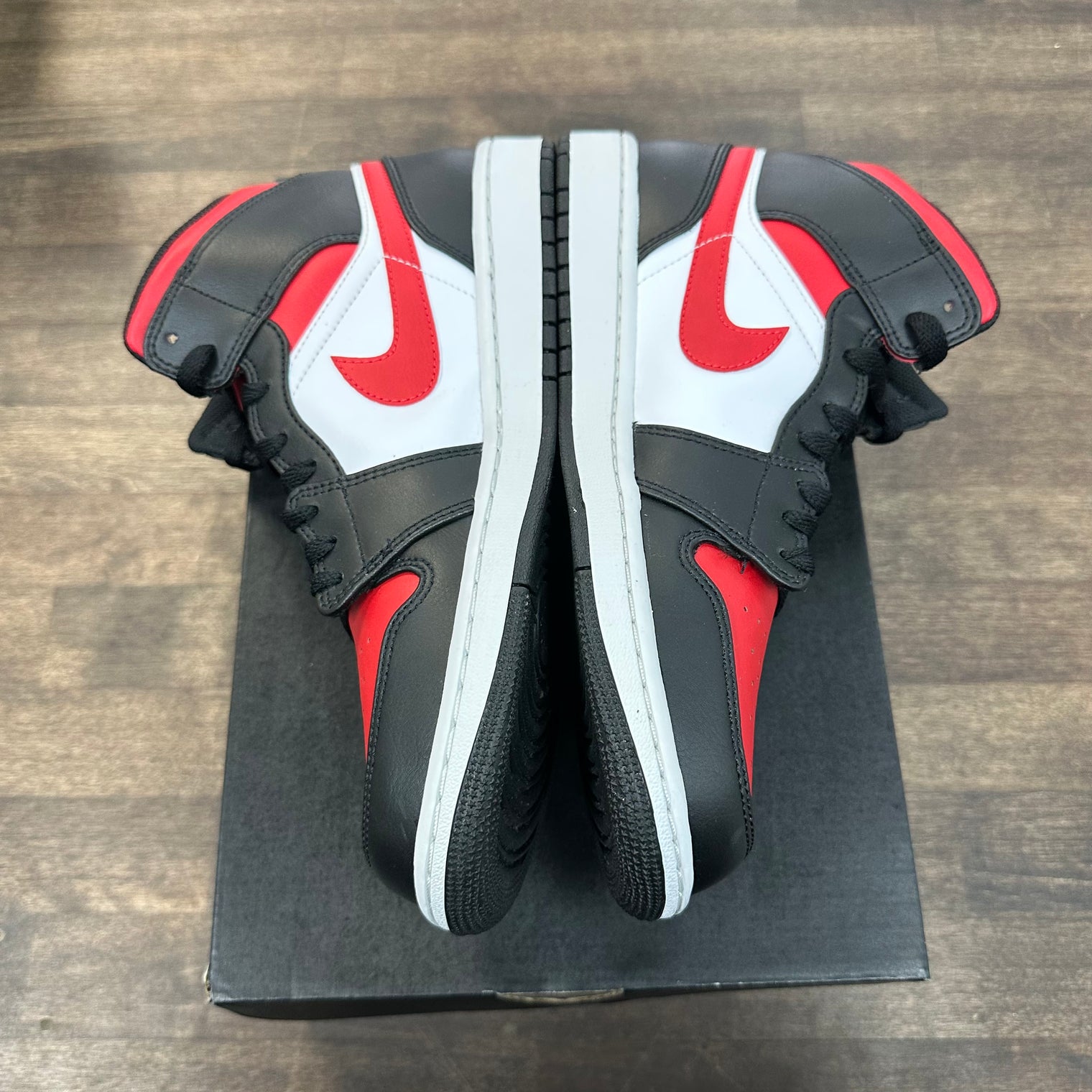 White Black Red Jordan 1 Mid (2022) (USED)