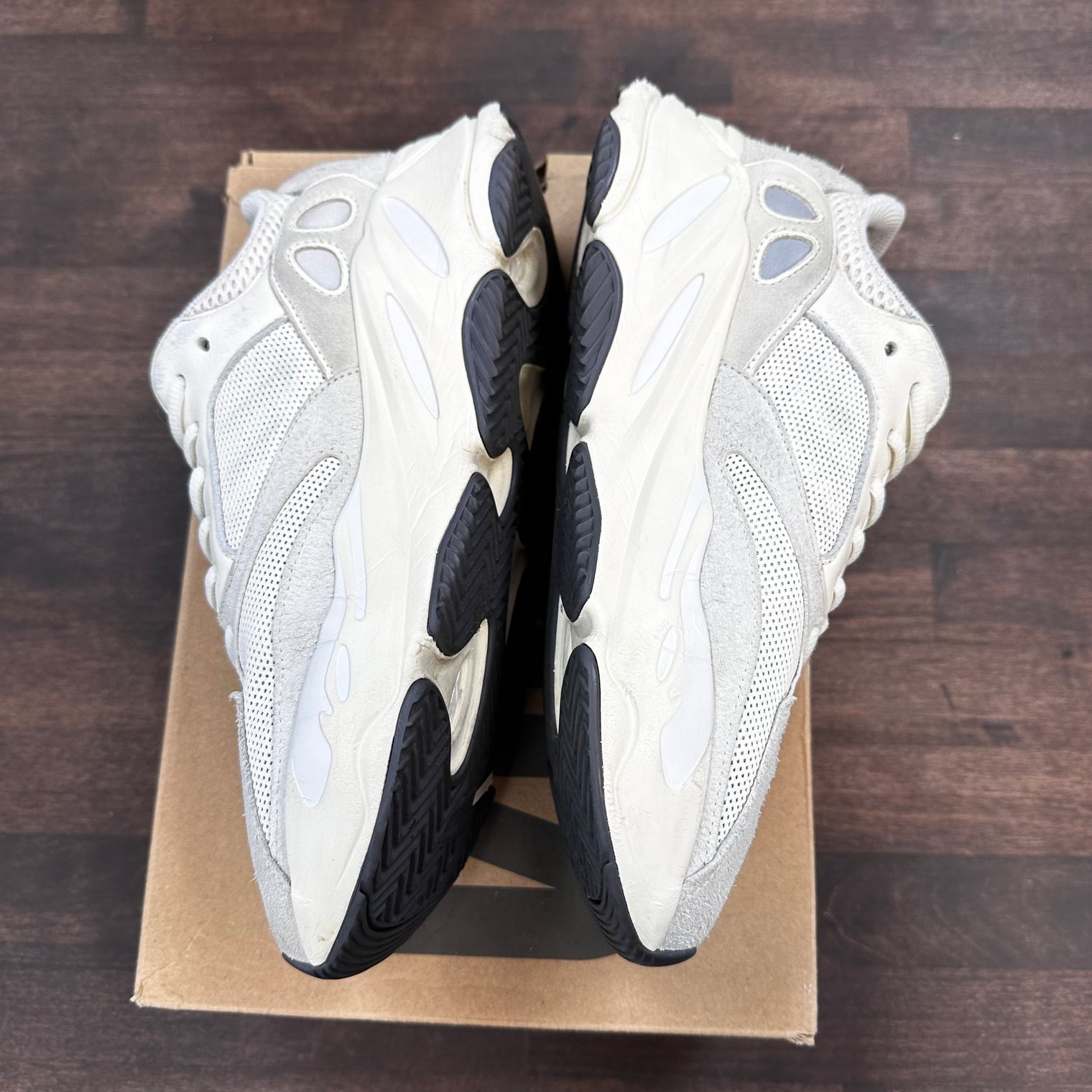 Analog Yeezy 700 (USED)