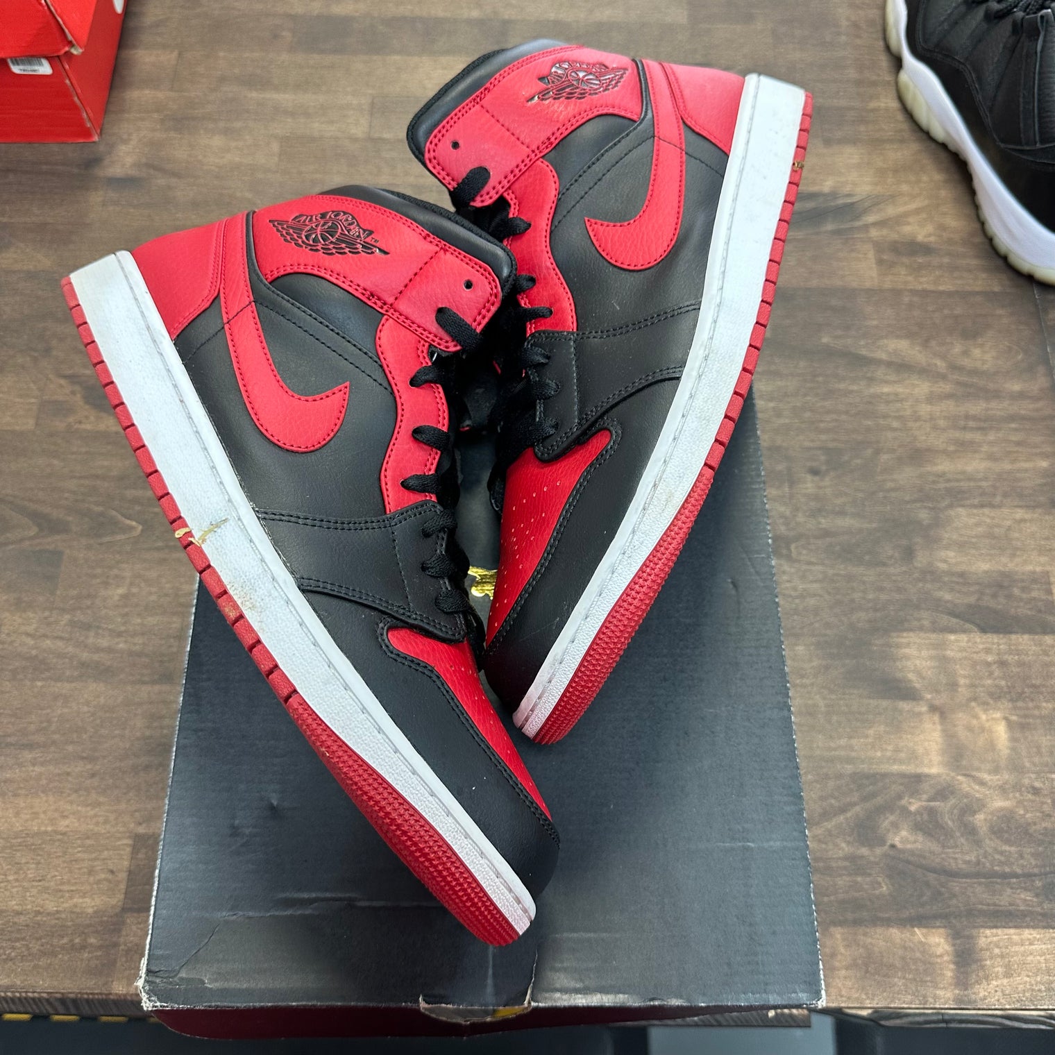 Bred Jordan 1 Mid (USED)