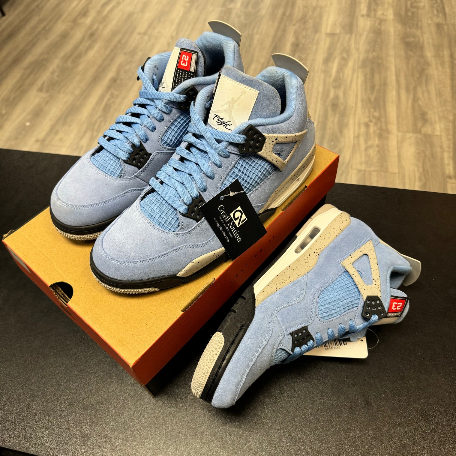 University Blue Jordan 4 Retro (USED, replacement box)