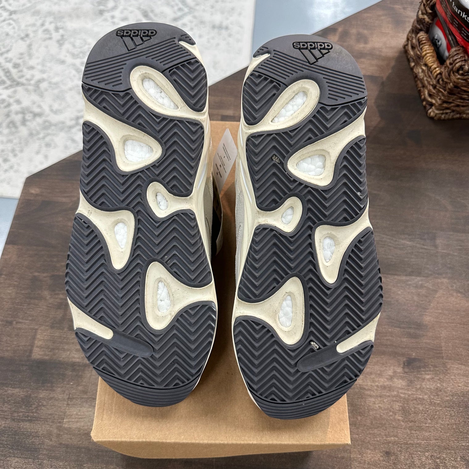 Analog Yeezy 700 (USED,NO BOX)