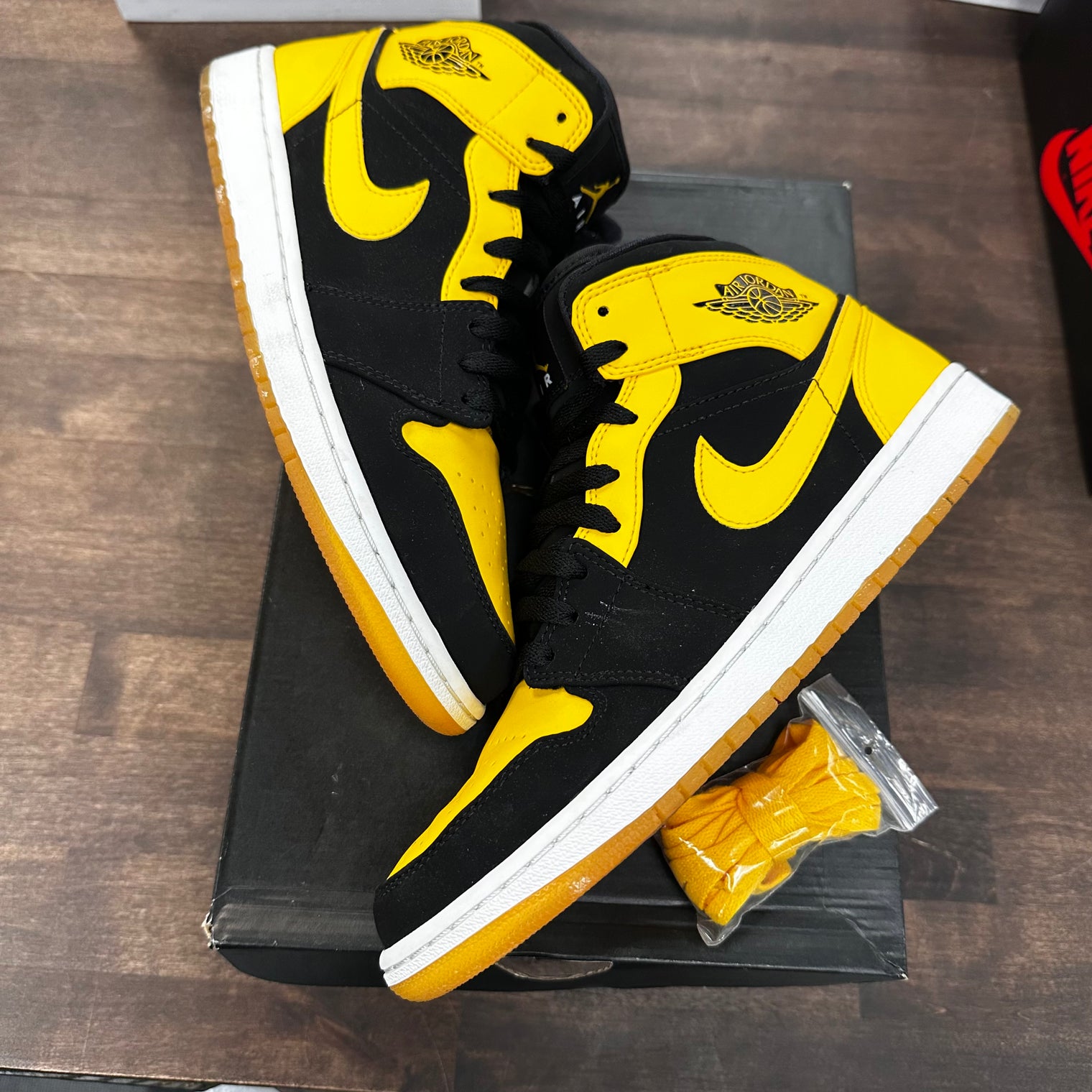 New Love Jordan 1 Mid (USED)