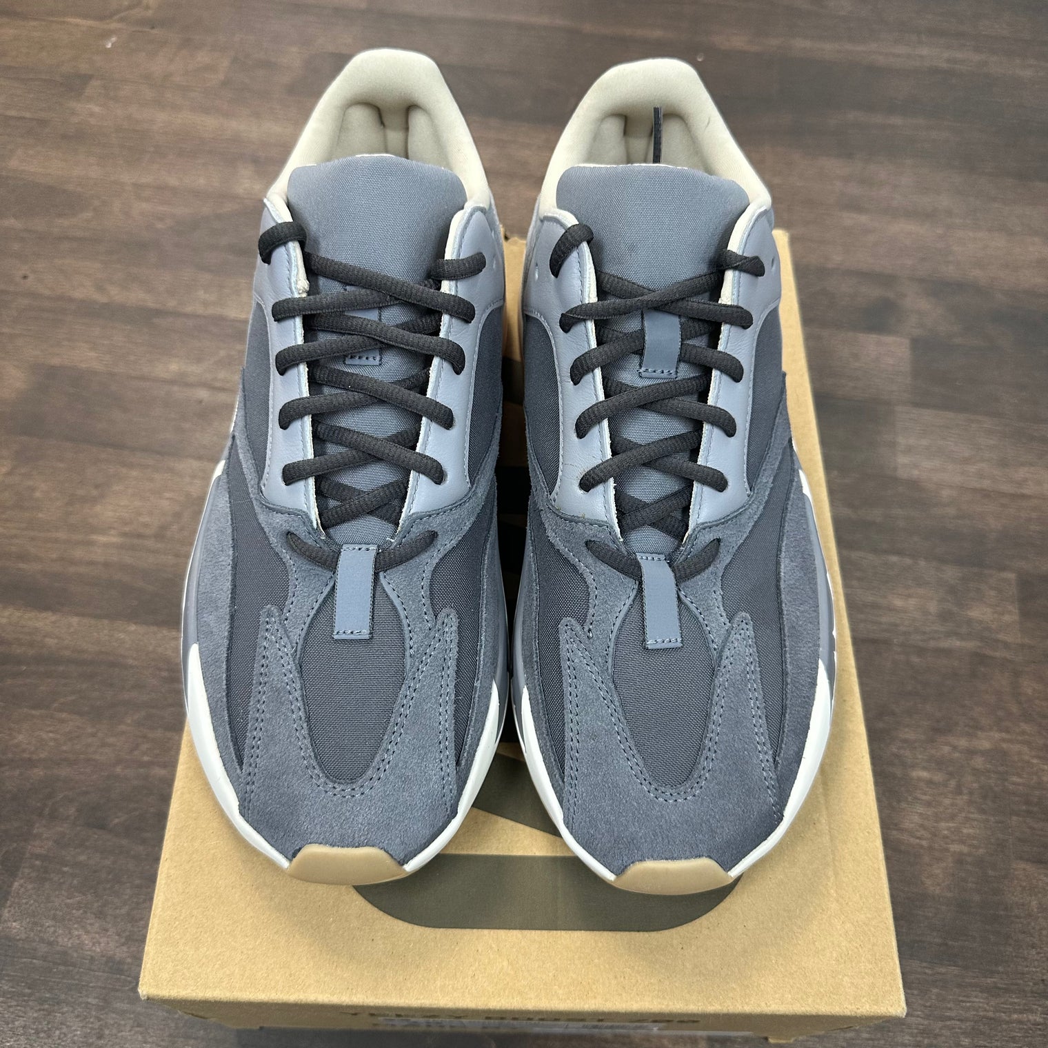 Magnet Yeezy 700 (Lightly worn)