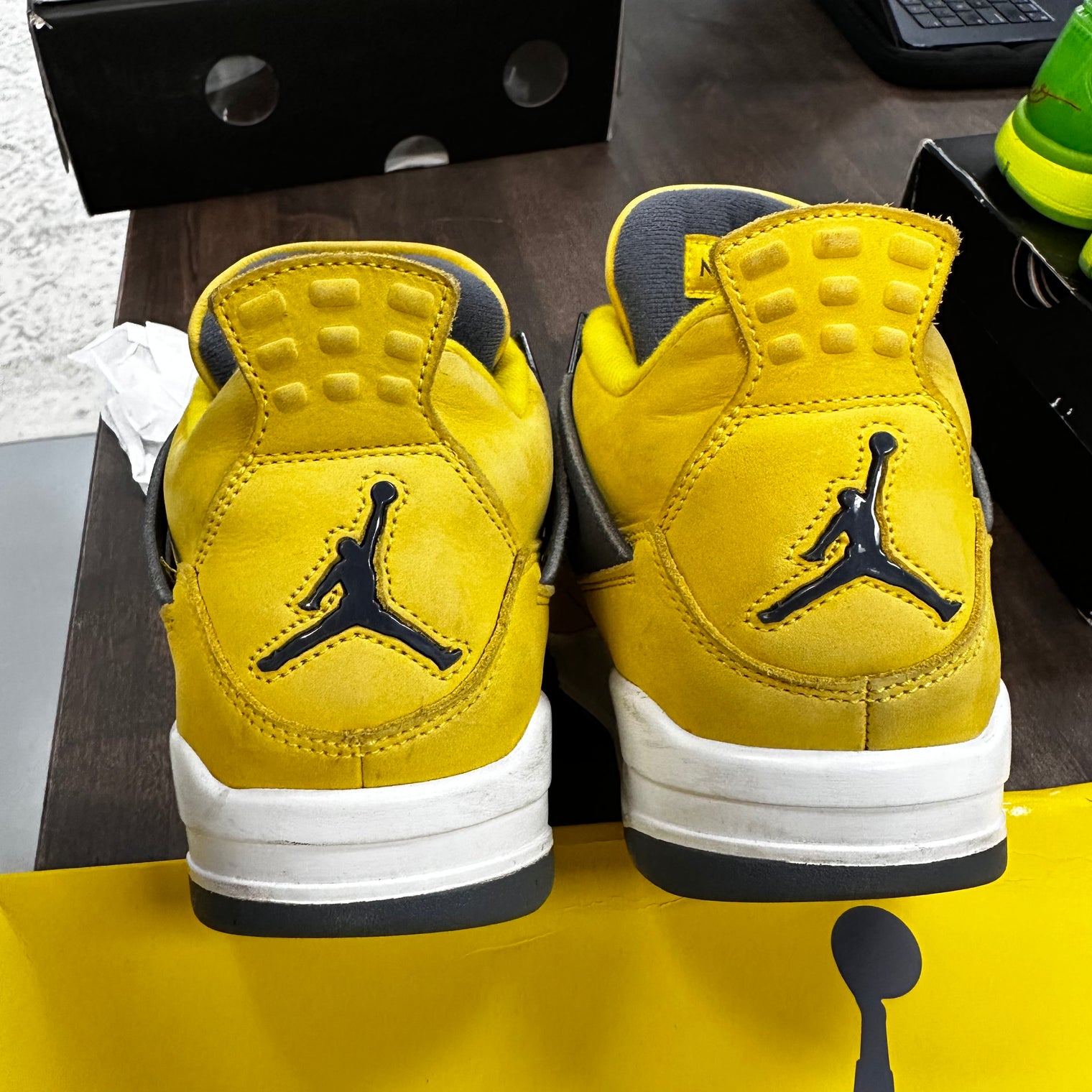Lightning Jordan 4 (USED)