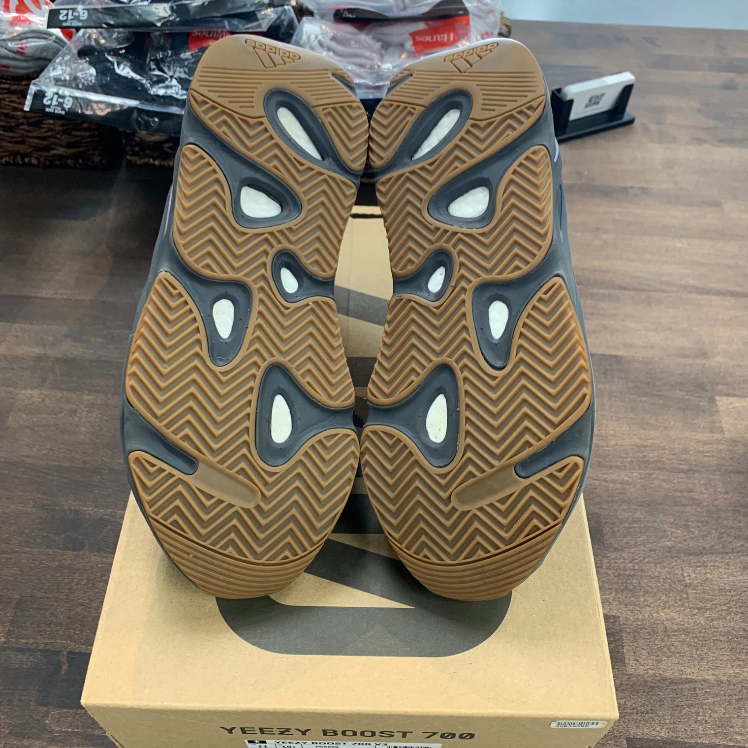 Geode Yeezy 700 V2 (USED)