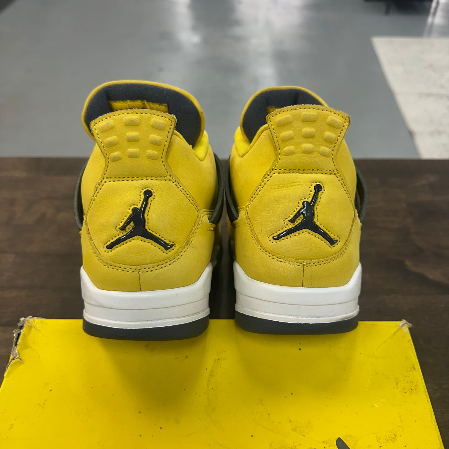 Lightning Jordan 4 (USED)