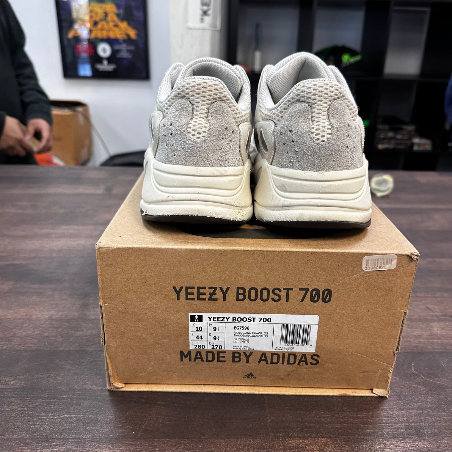 Analog Yeezy 700 (USED)