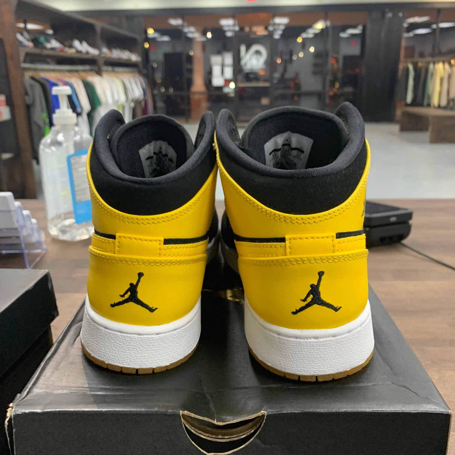 (GS) New Love Jordan 1 Mid (USED)