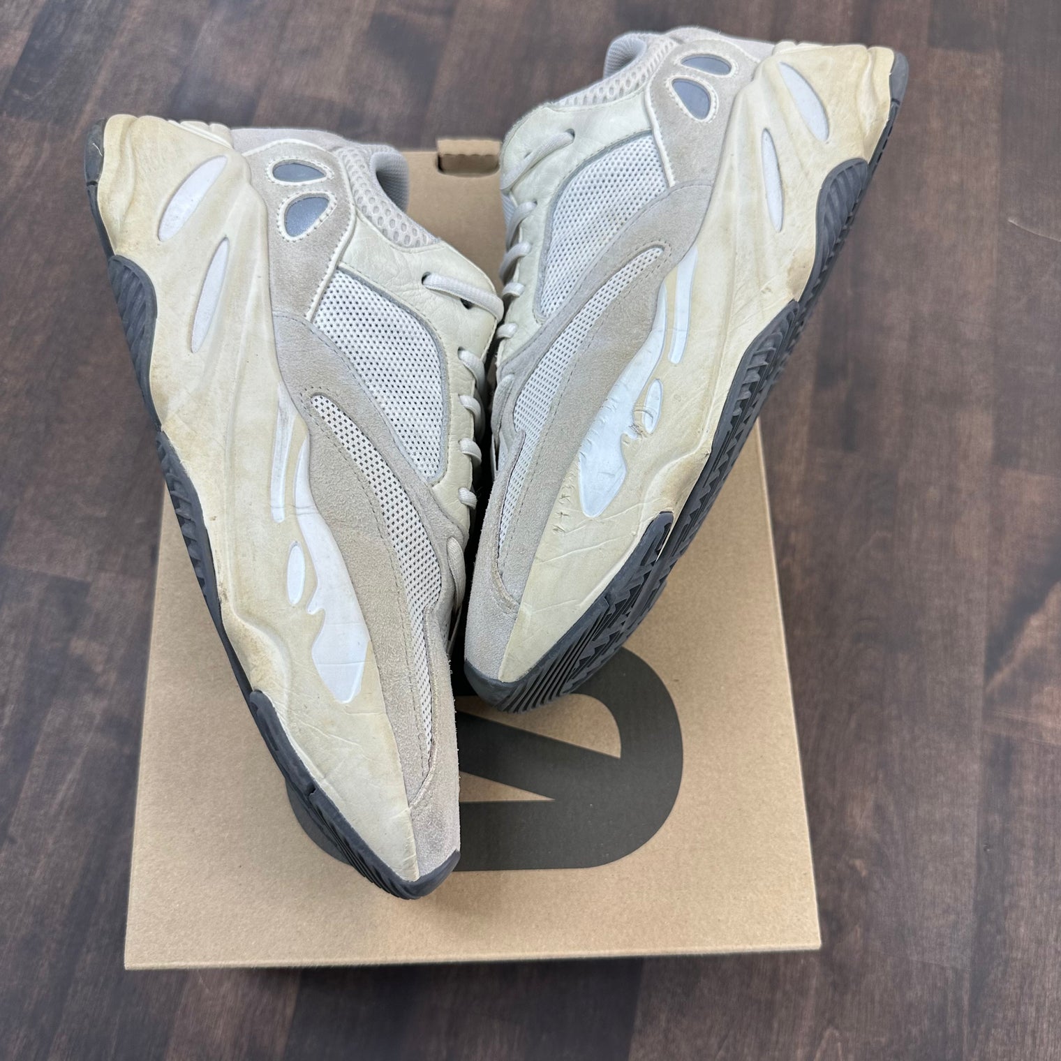 Analog Yeezy 700 (USED)