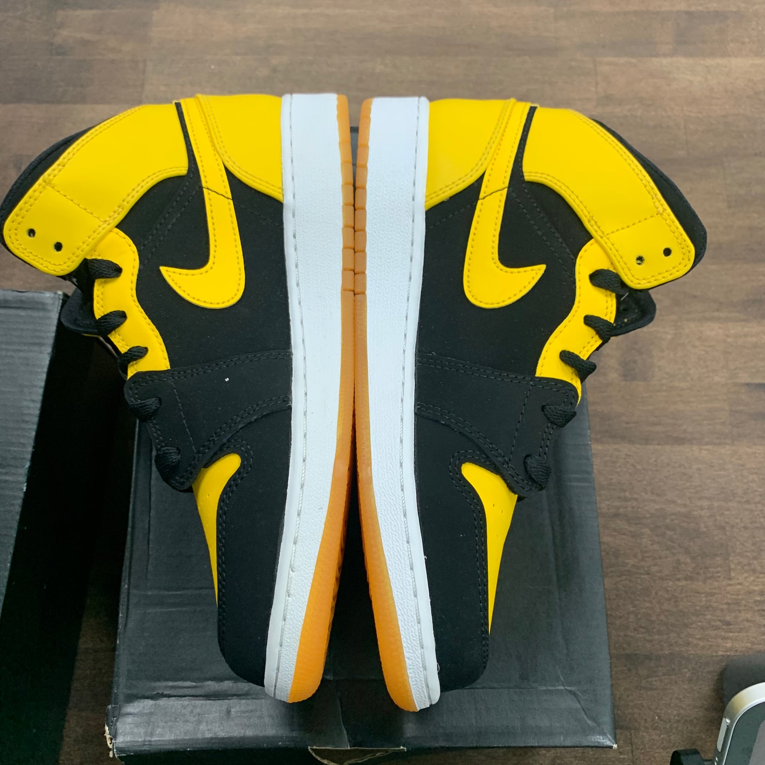 (GS) New Love Jordan 1 Mid (USED)