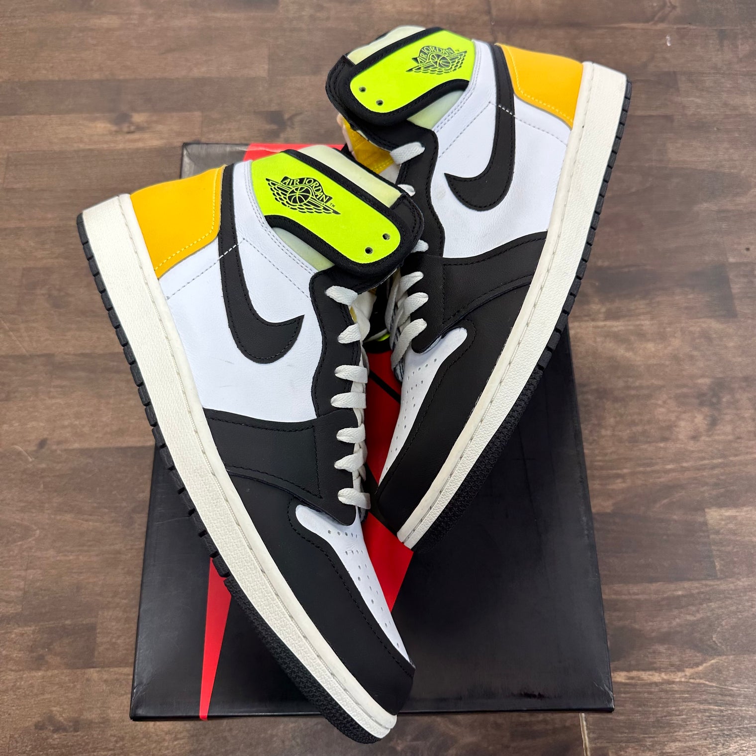 Jordan 1 Retro High White Black Volt University Gold (USED)