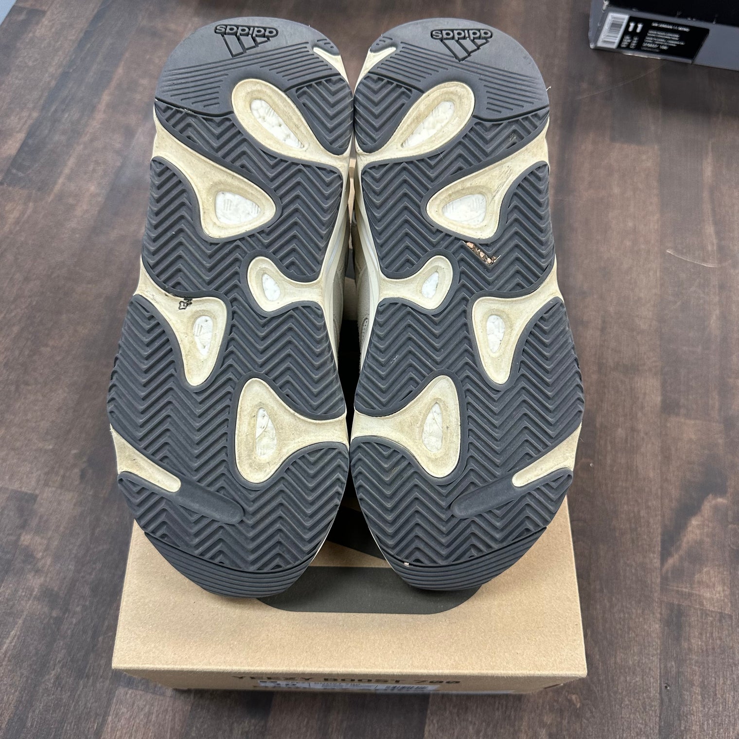 Analog Yeezy 700 (USED)