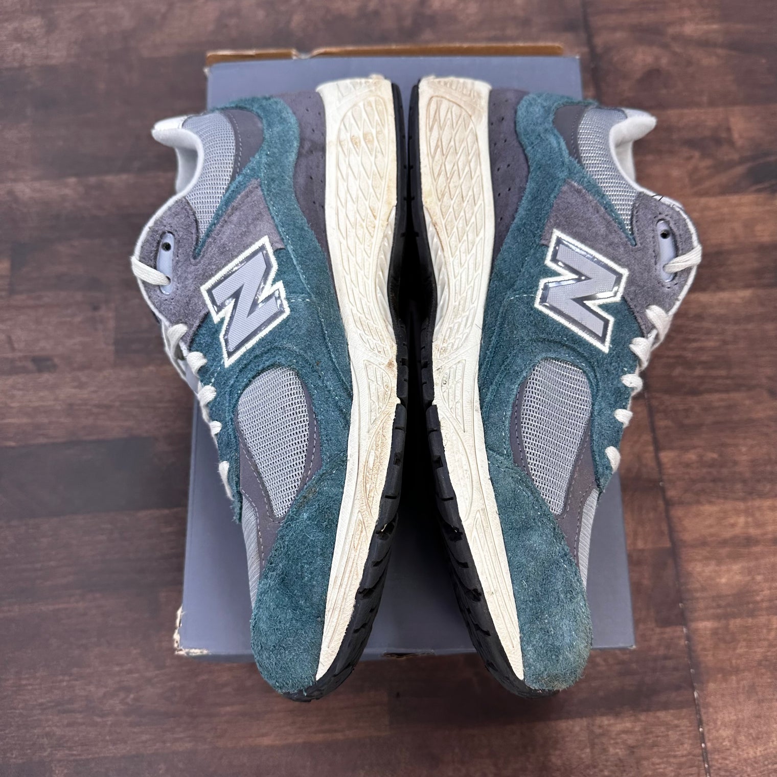Spruce Magnet New Balance 2002R (USED)
