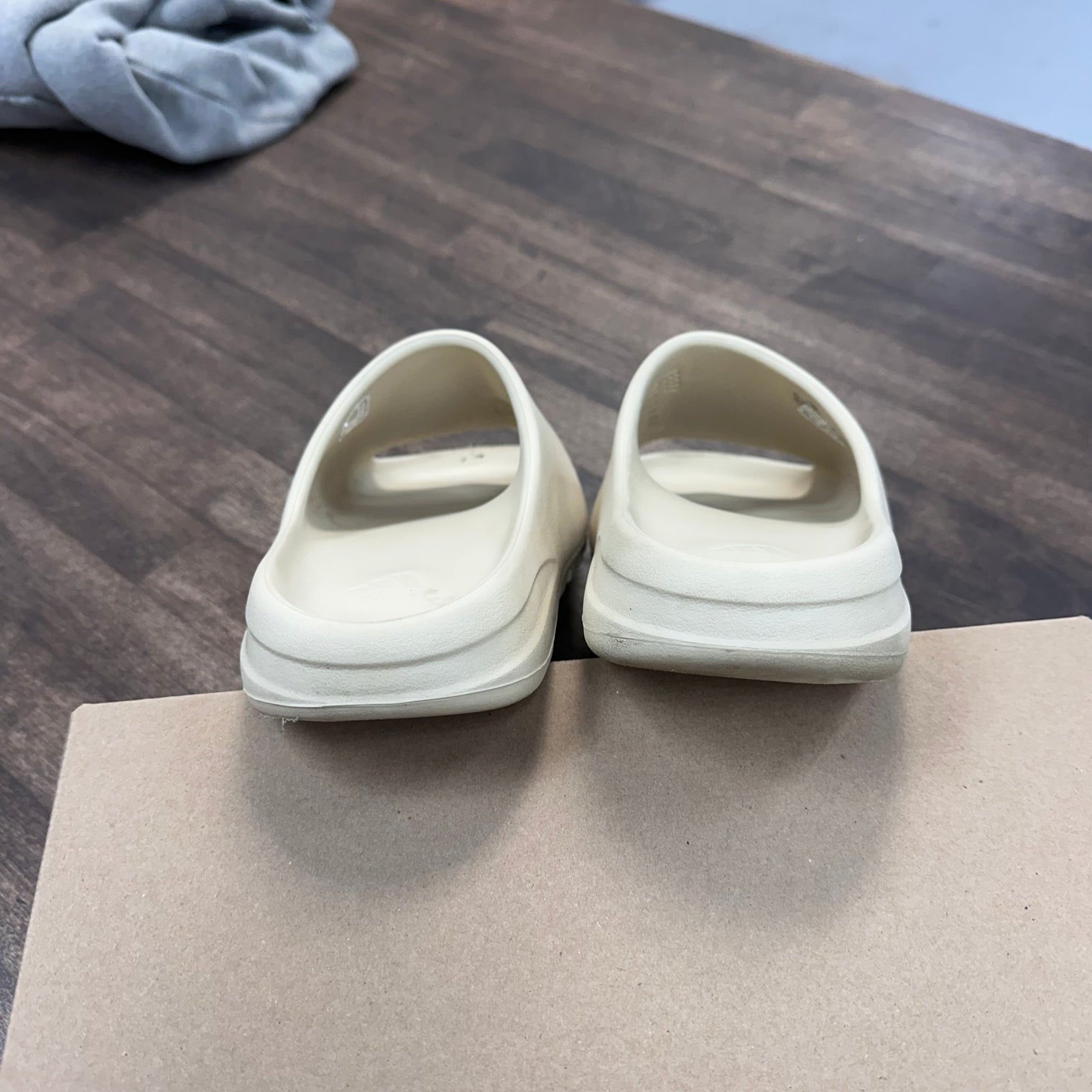 Bone Yeezy Slide (USED, No Box)