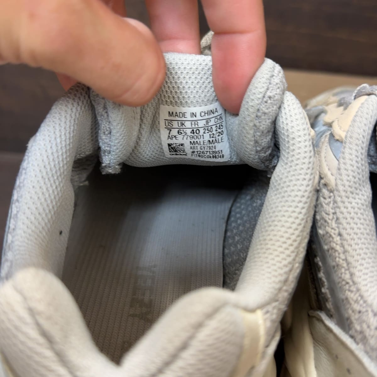 adidas Yeezy Boost 700 V2 Cream Size 7 (Pre-Owned) - aux