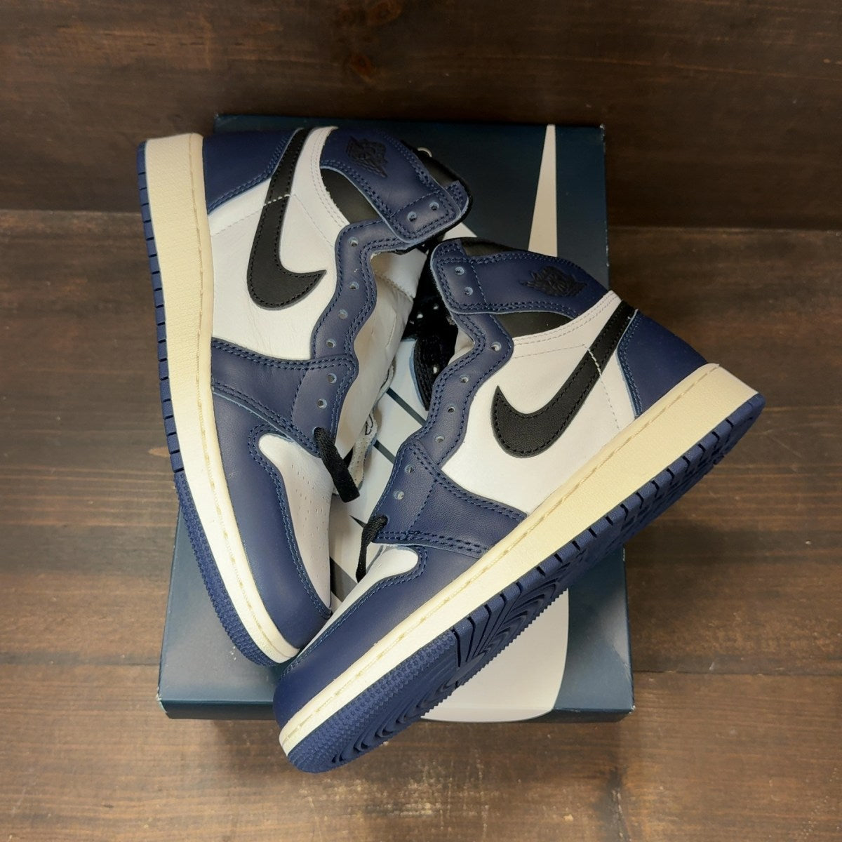 Jordan 1 Retro High OG Midnight Navy (GS) Size 5Y - Image 2