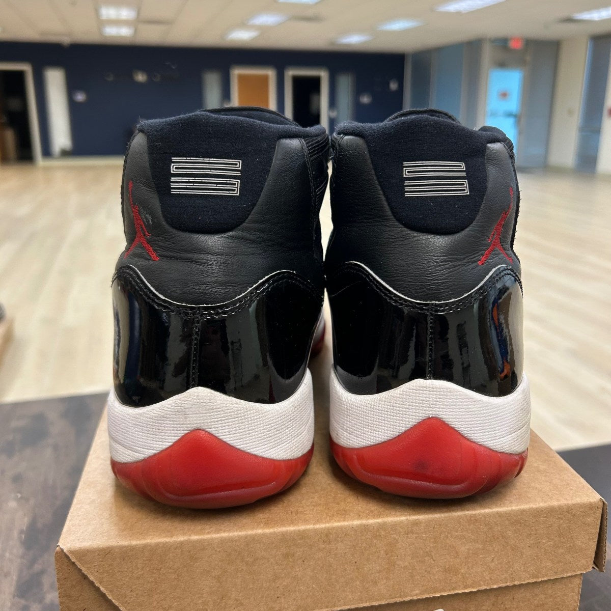 Jordan 11 Retro Playoffs Bred (2019) Size 13 (Pre-Owned) - Image 4