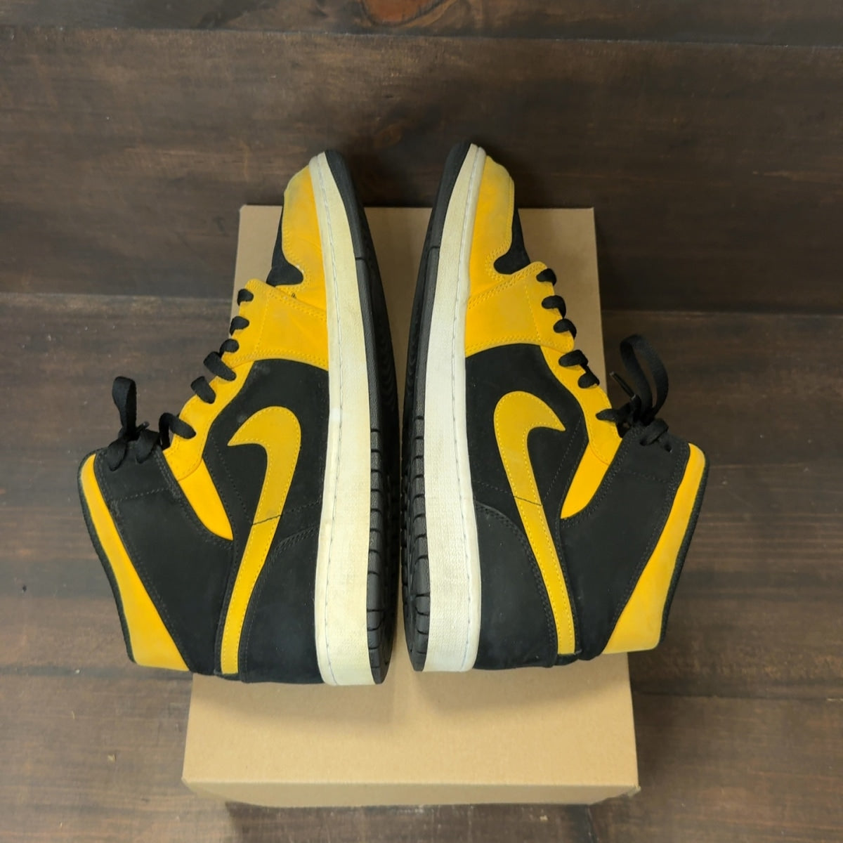 Jordan 1 Mid Reverse New Love Size 9 (Pre-Owned) - Image 6