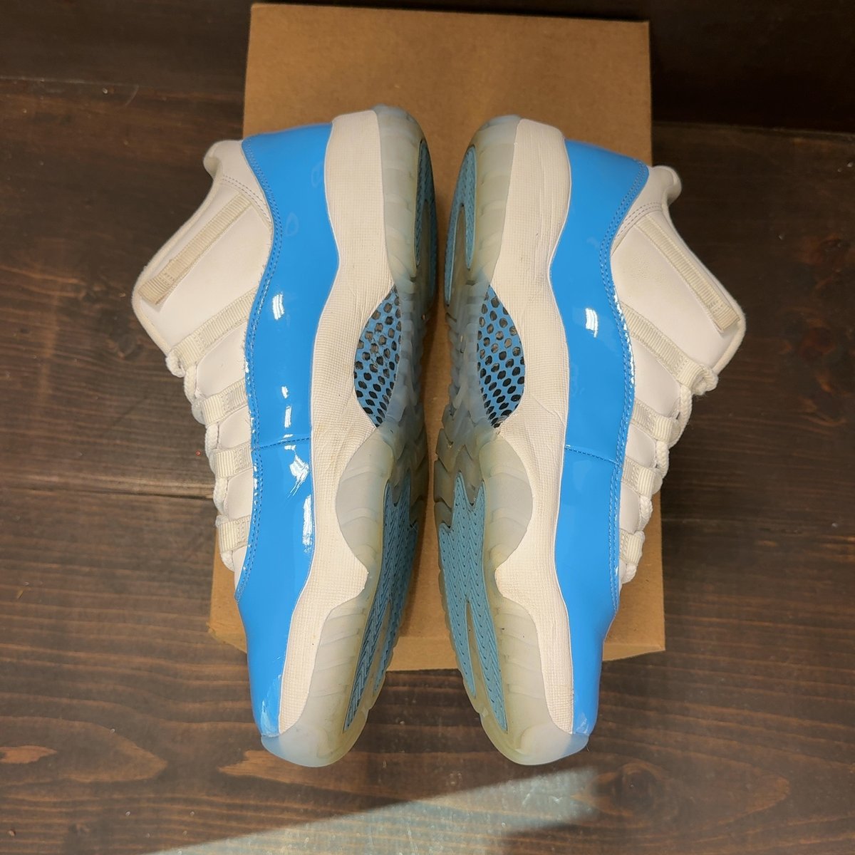 Jordan 11 Retro Low University Blue (2026) Size 10.5 (Pre-Owned) - aux