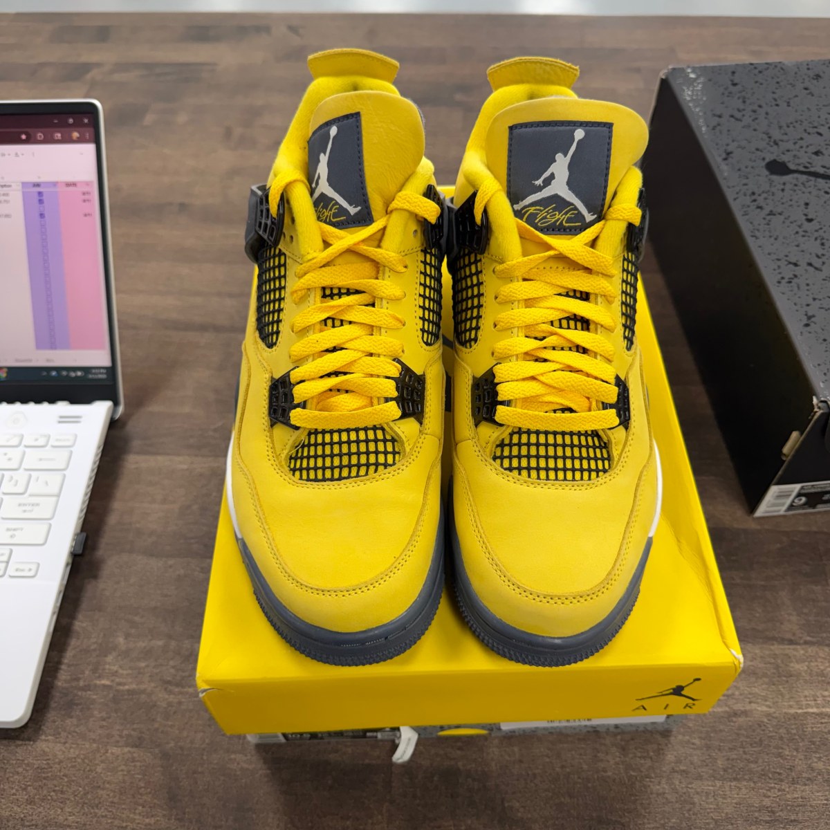 Jordan 4 Retro Lightning (2021) - Image 2
