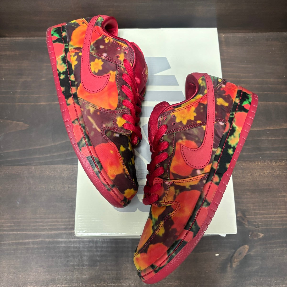 Nike SB Dunk Low The Wizard of Oz Poppy Field Size 9.5 (Pre-Owned)