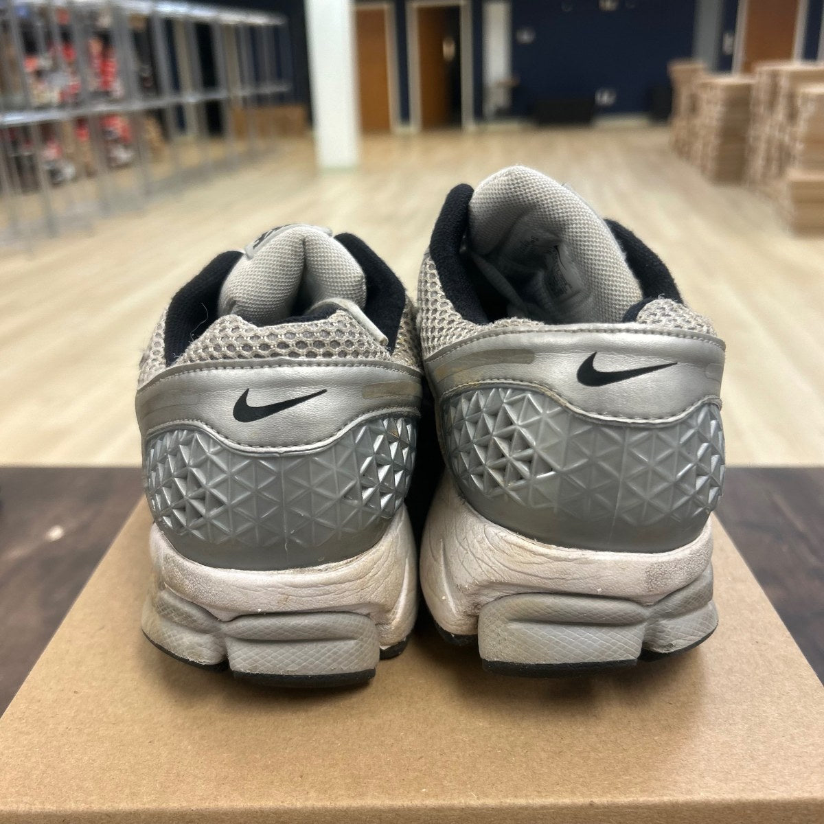 Nike Zoom Vomero 5 Metallic Silver Black Size 8 (Pre-Owned) - Image 5