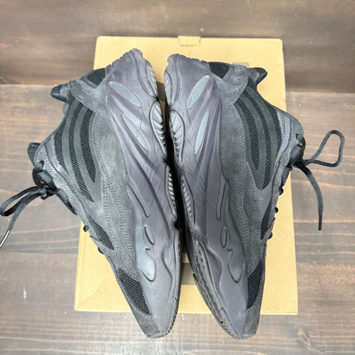 adidas Yeezy Boost 700 V2 Vanta Size 9 (Pre-Owned)
