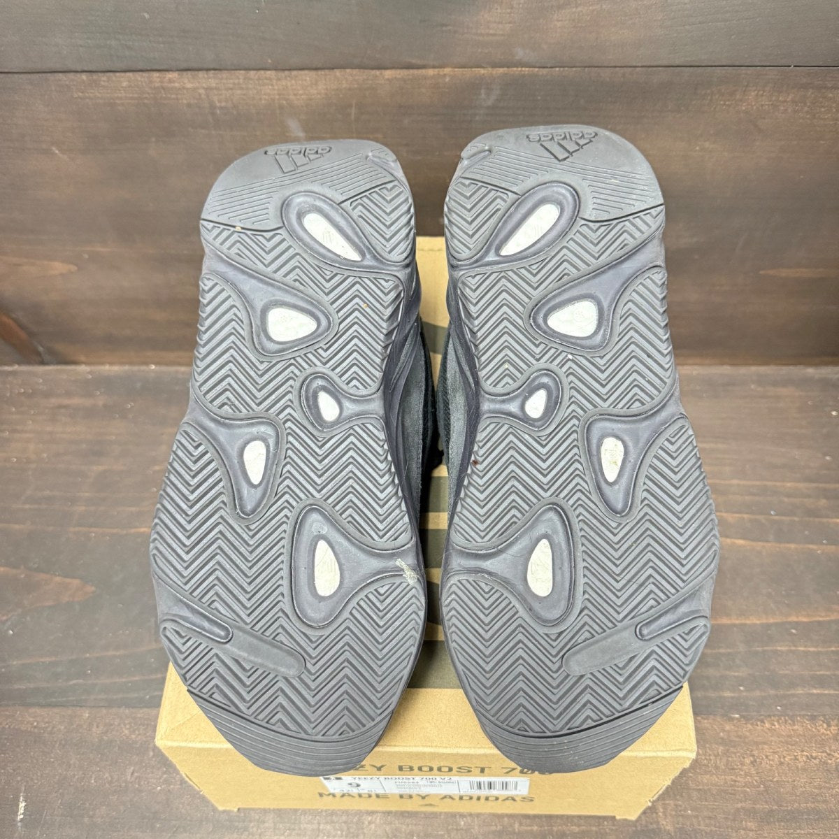 adidas Yeezy Boost 700 V2 Vanta Size 9 (Pre-Owned)