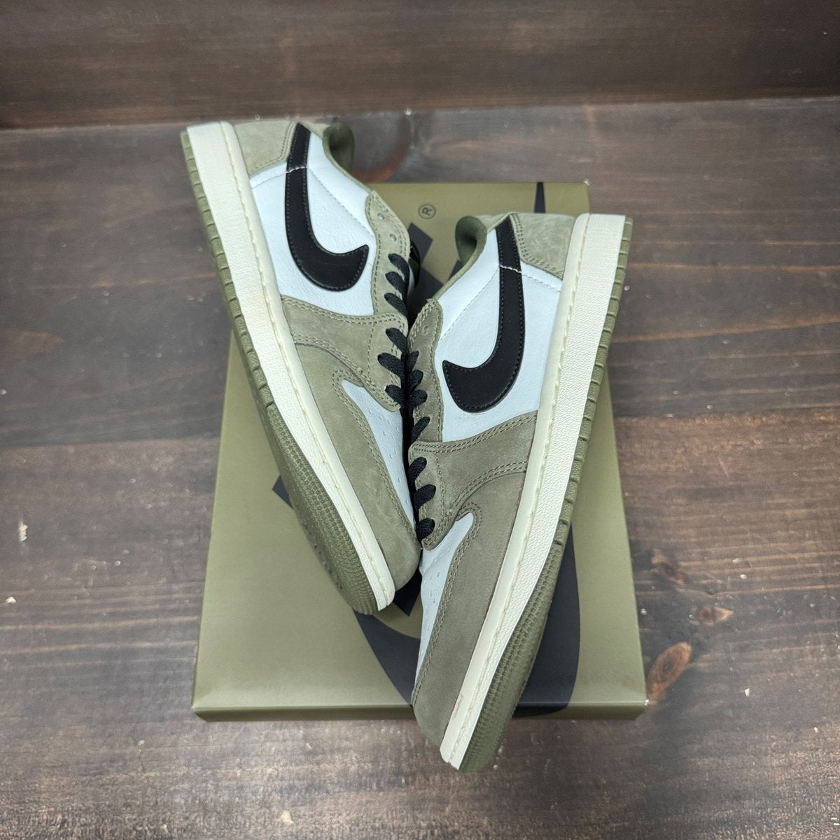 Jordan 1 Retro Low OG Medium Olive Size 8 (Pre-Owned) - back
