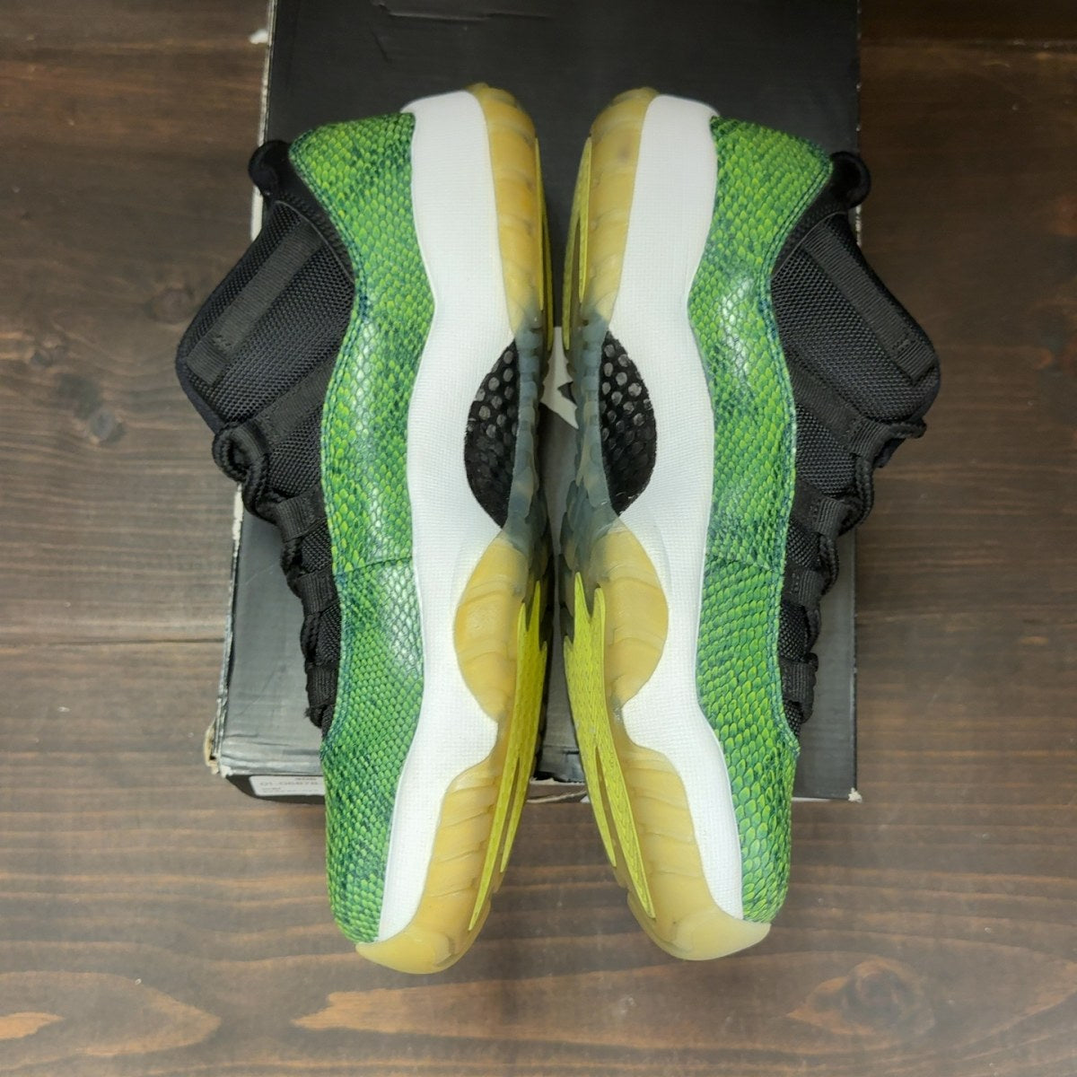 Jordan 11 Retro Low Green Snakeskin Size 8 (Pre-Owned) - Image 4