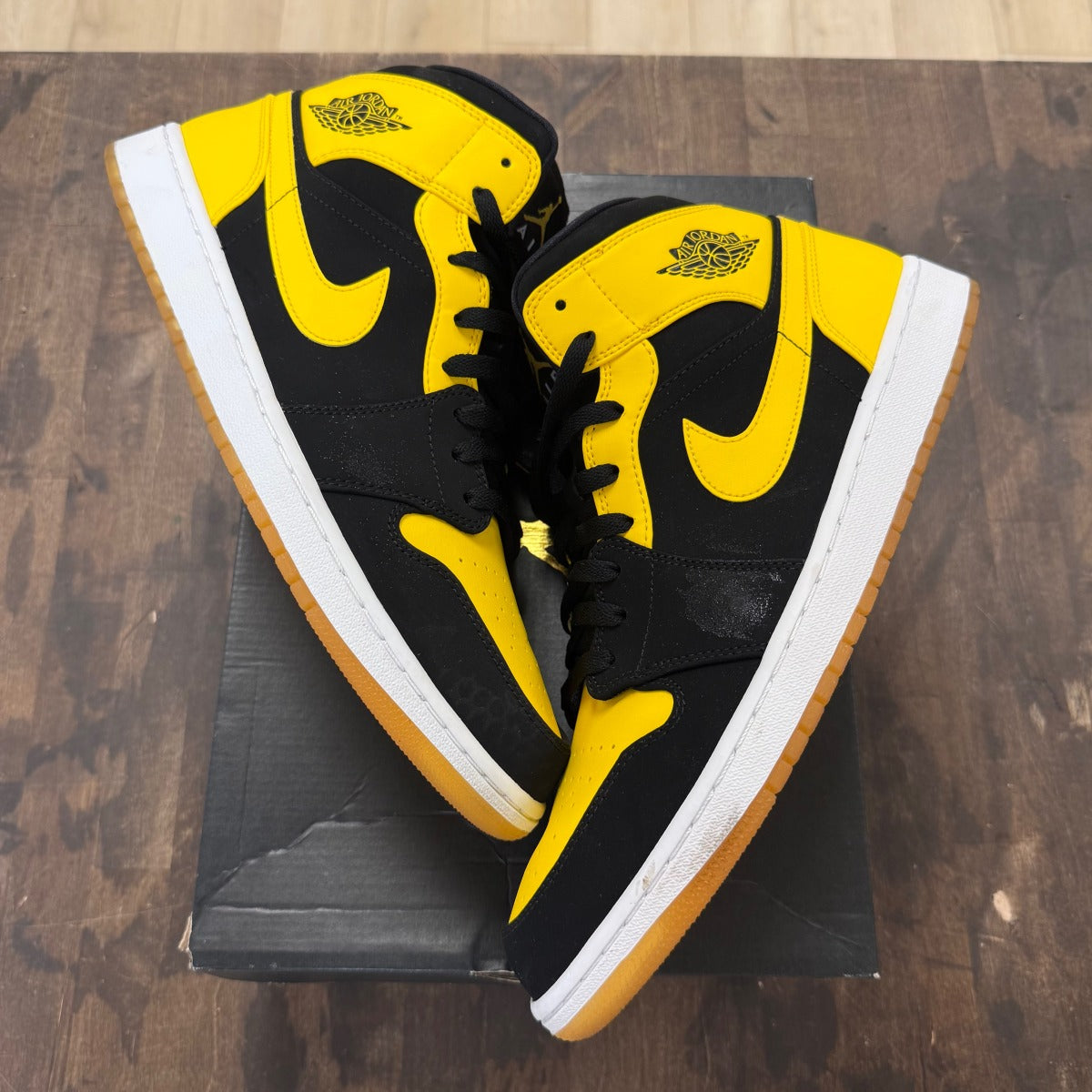 Jordan 1 Retro Mid New Love (2017) - Image 1