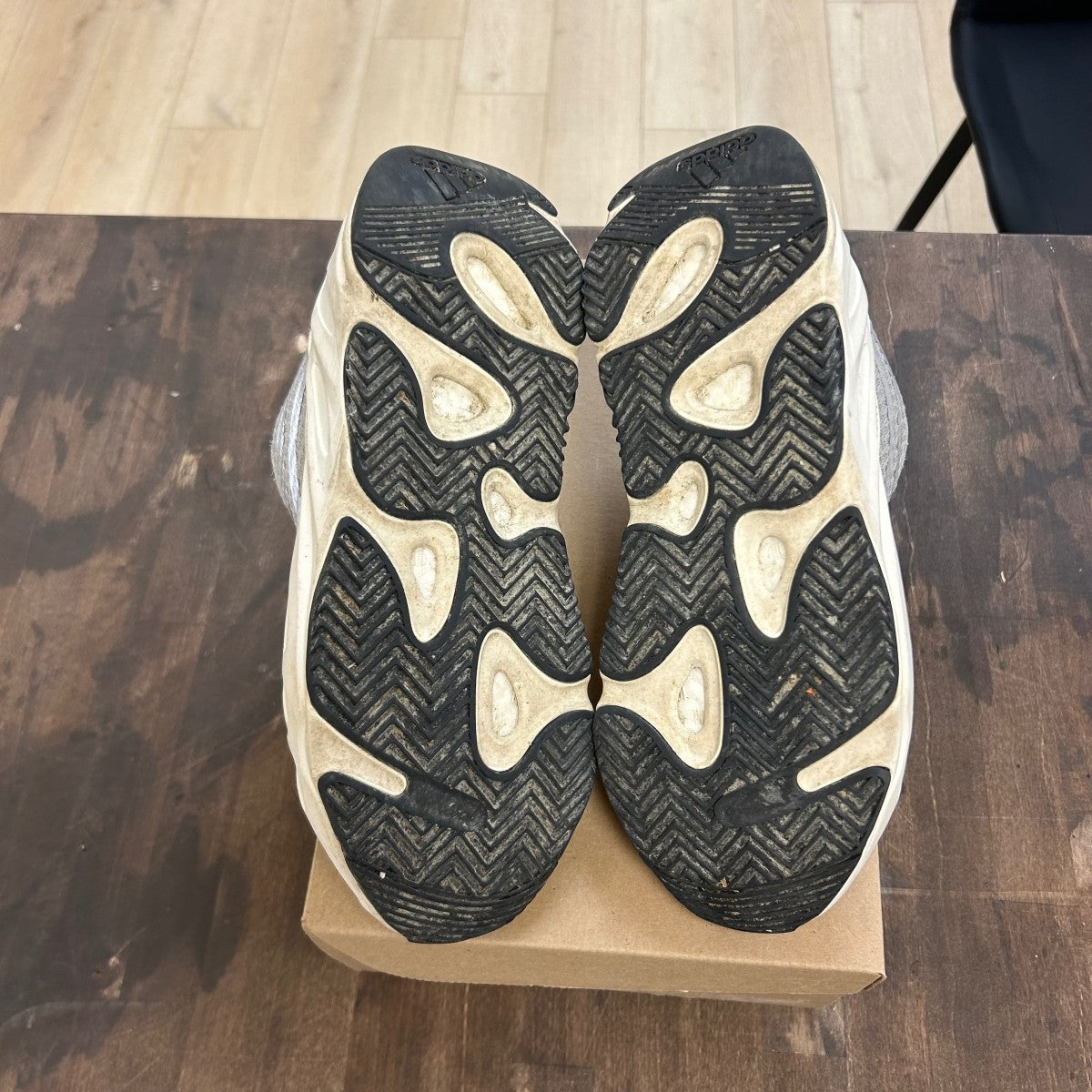 adidas Yeezy Boost 700 V2 Static Size 10.5 (Pre-Owned) - Image 5