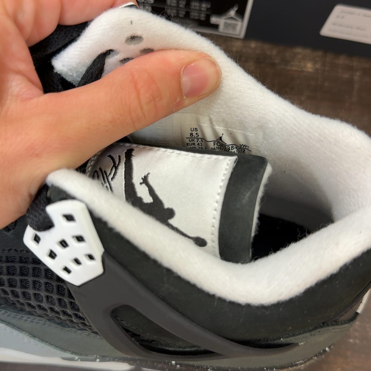 Jordan 4 Retro Fear (2024) Size 8.5 (Pre-Owned) - aux