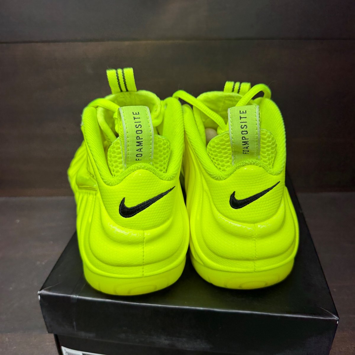 Nike Air Foamposite Pro Volt Size 9 (Pre-Owned) - sole