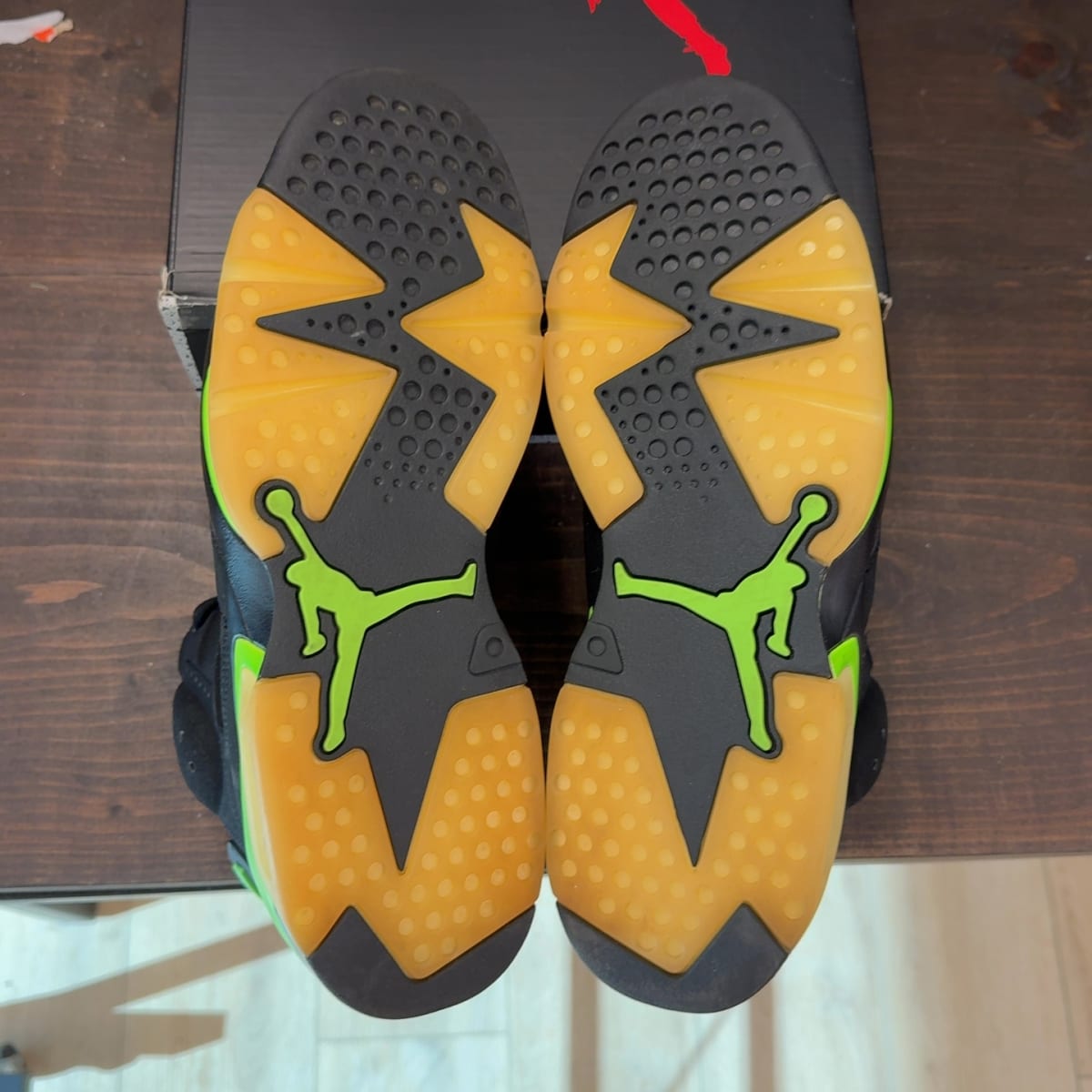 Jordan 6 Retro Electric Green Size 11 (Pre-Owned) - aux