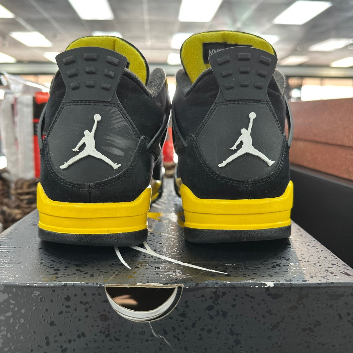 Jordan 4 Retro Thunder (2023) - Image 4