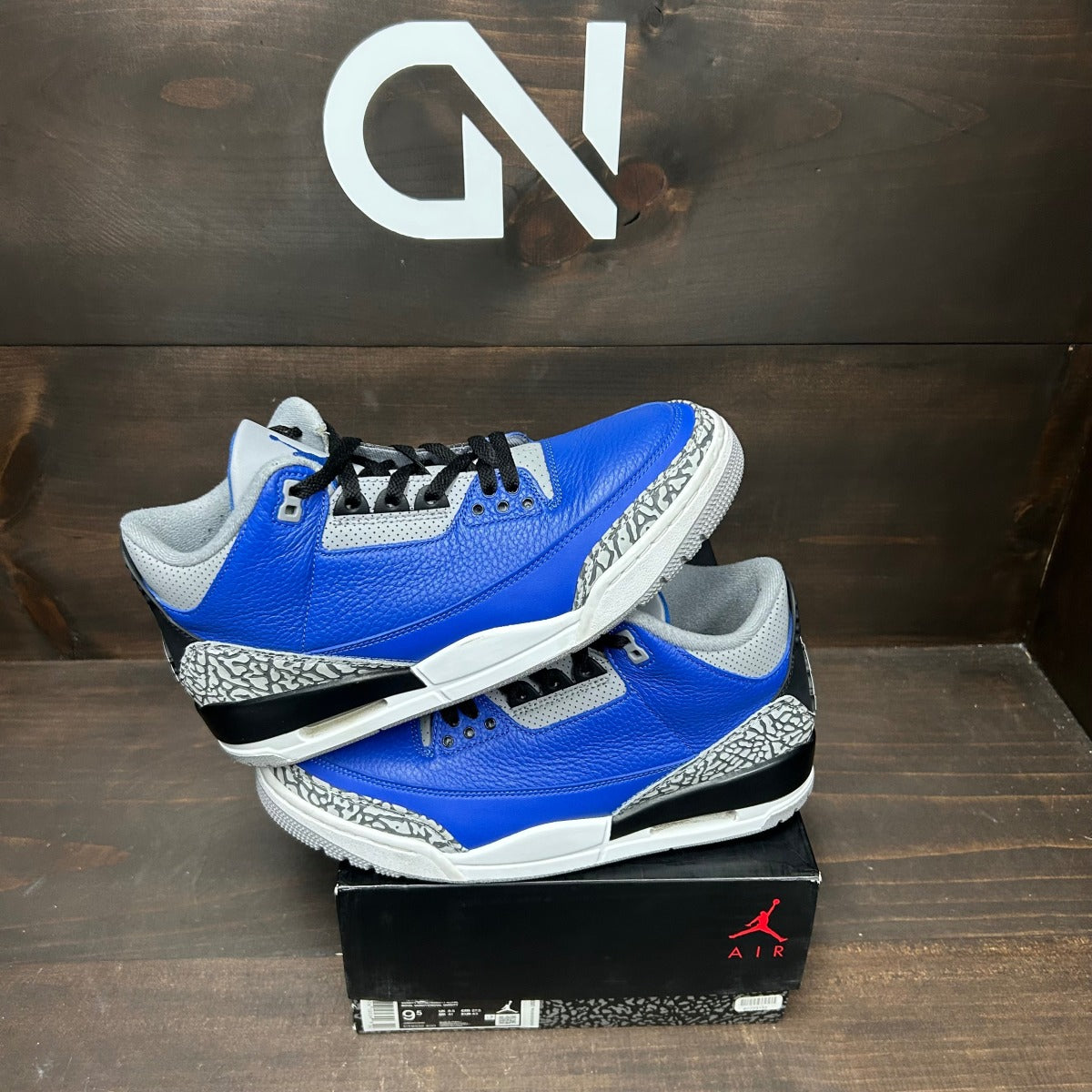 Jordan 3 Retro Varsity Royal Cement Size 9.5 (Pre-Owned)