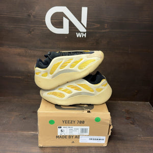 adidas Yeezy 700 V3 Safflower Size 5.5 (Pre-Owned) - front