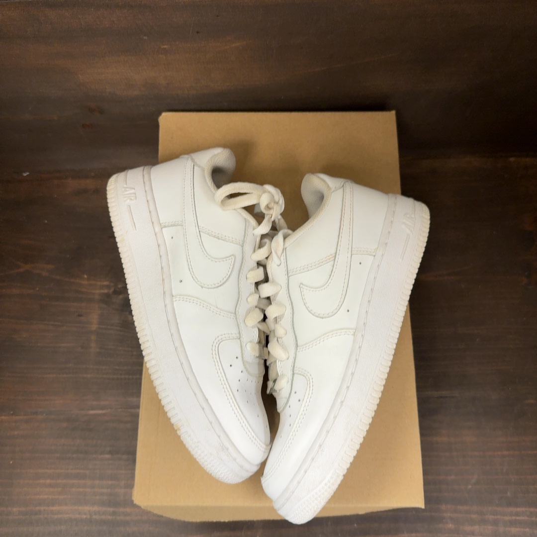 Nike Air Force 1 Low LE Triple White (GS) Size 5.5Y (Pre-Owned) - Image 2