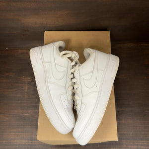 Nike Air Force 1 Low LE Triple White (GS) Size 5.5Y (Pre-Owned) - Image 2