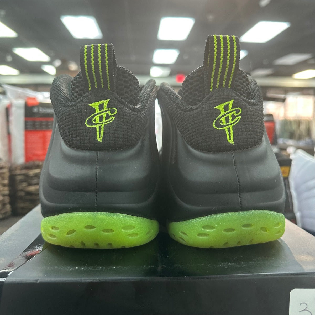 Nike Air Foamposite One Black Volt Size 9 (Moderately Worn Pre-Owned) - Image 4