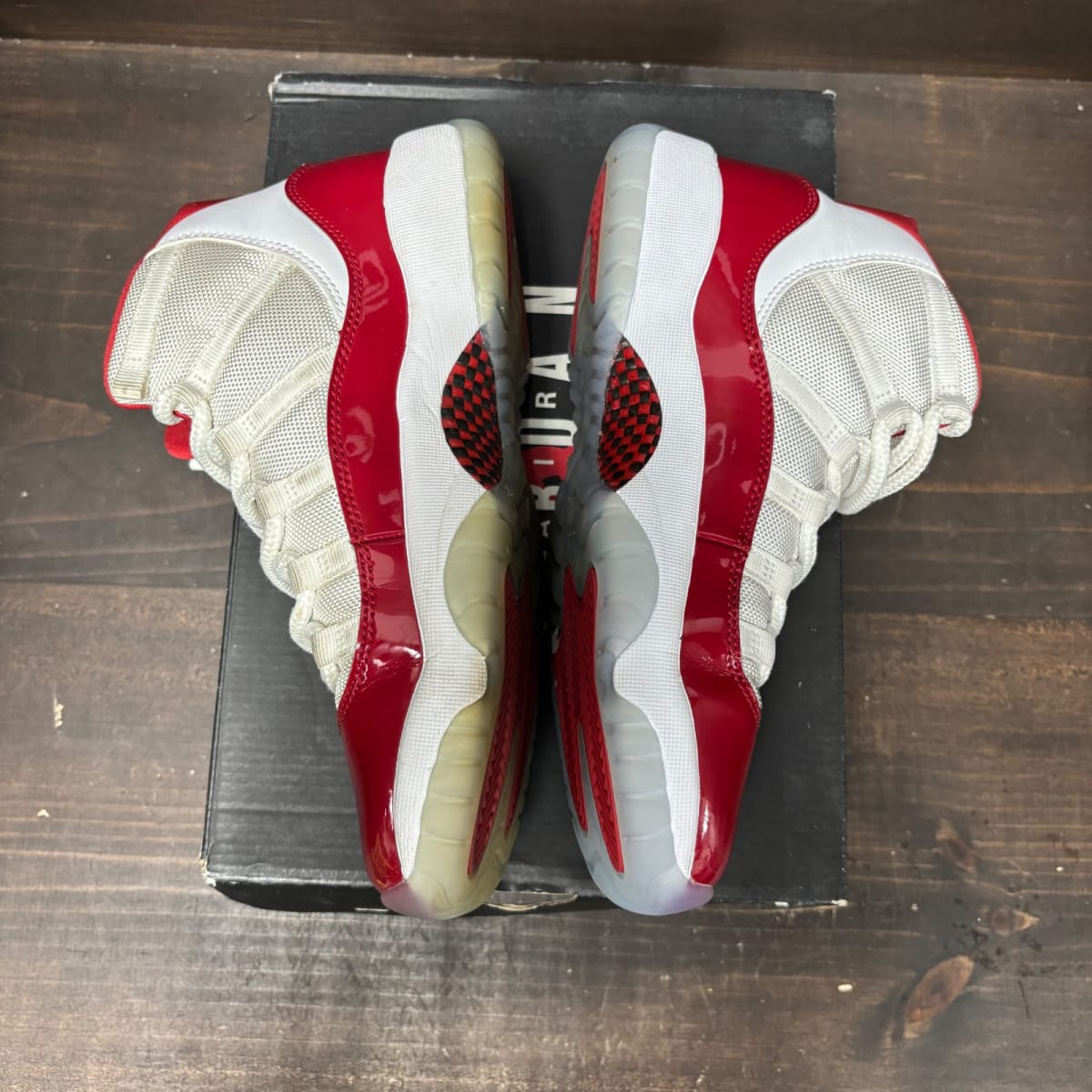 Jordan 11 Retro Cherry (2022) (GS) Size 6Y (Pre-Owned) - tag